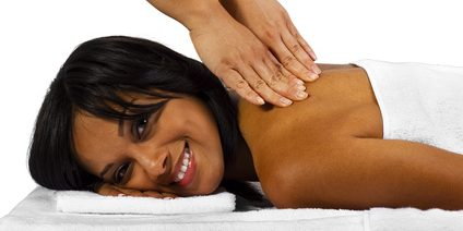 Eine lächelnde Frau bei einer Massage.