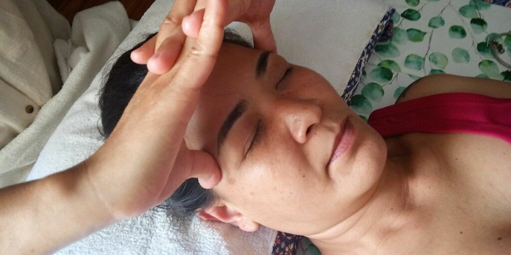 Eine Frau erhält zur Linderung von Kopfschmerzen ein spezielle Thai Massage bei Kitty's Thai Massage in Stuttgart.