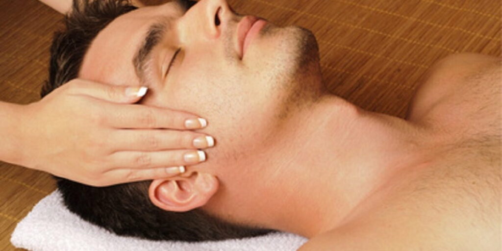 Ein Mann entspannt bei einer Anti Migräne Massage.