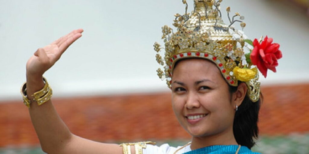 Eine Thailänderin mit traditioneller Kopfbedeckung.